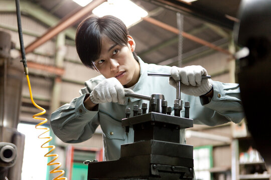 機械を操作する作業者