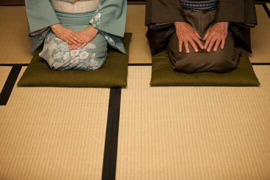 正座する中高年夫婦