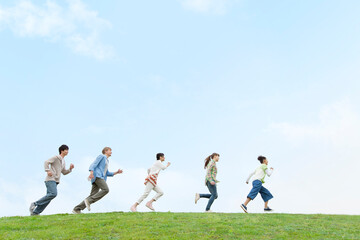 並んで走る若者5人