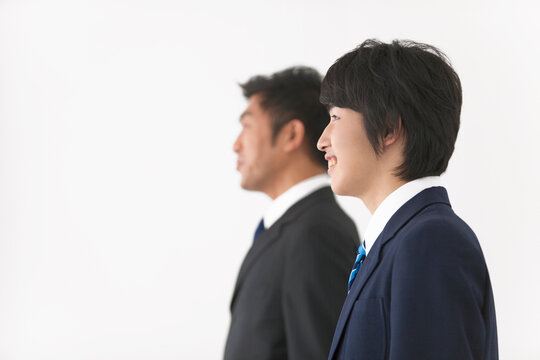 ほほえむ父子の横顔