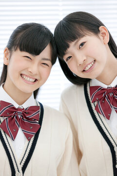 笑顔の女子校生2人