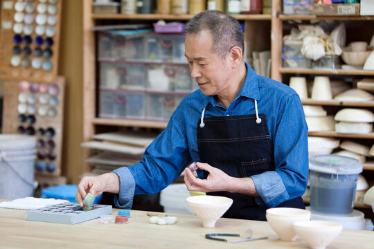 陶芸をするシニア男性