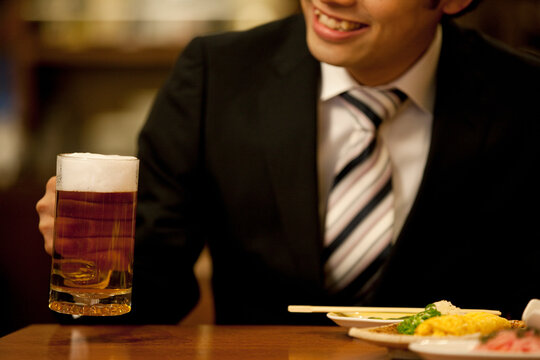 ビールジョッキを持つビジネスマン