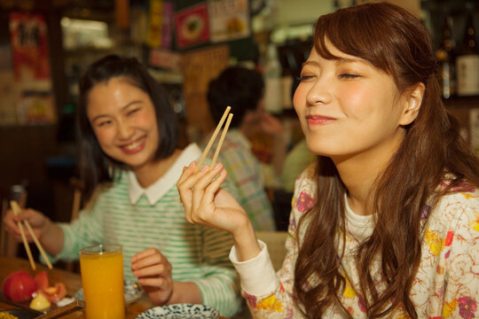 食事をする女性2人