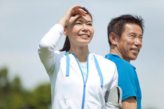 笑顔で遠くを眺める中高年カップル