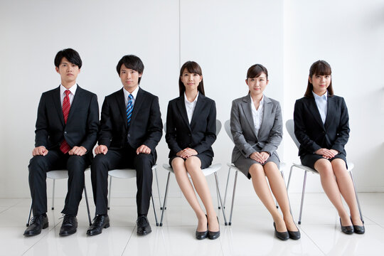 椅子に座る5人のビジネスマン