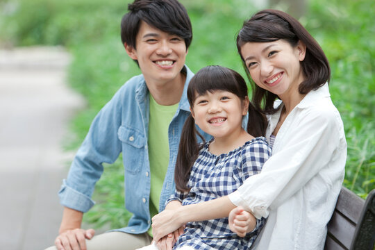 笑顔の3人家族