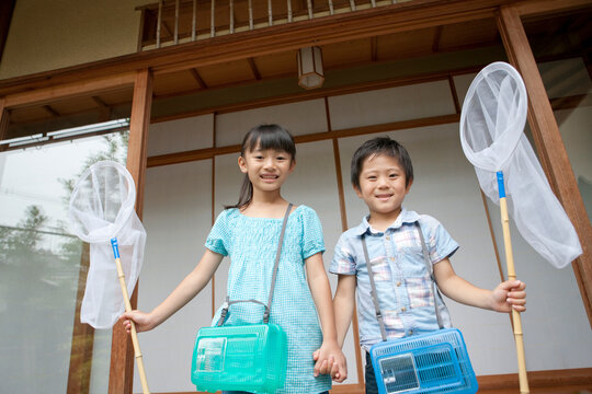 虫取り網を持つきょうだい