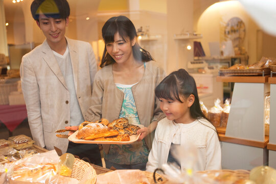 パン屋でパン選ぶを3人家族