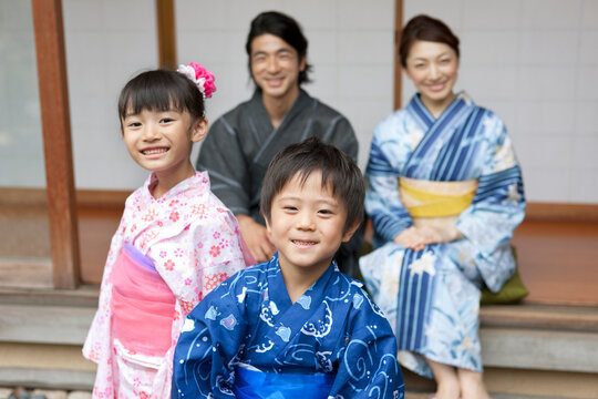 浴衣姿の日本人家族
