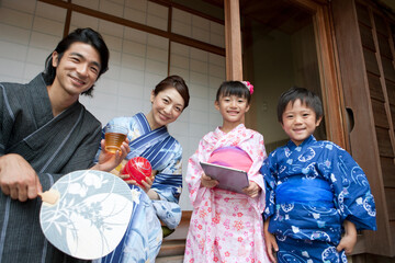 浴衣姿の日本人家族