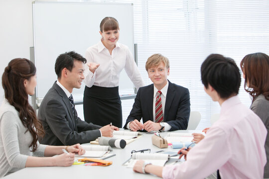 社内研修中のビジネス男女6人