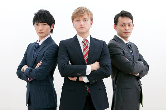 腕組みをするビジネスマン3人