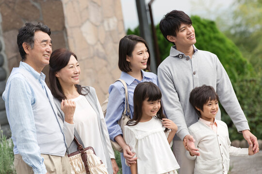 笑顔の3世代家族