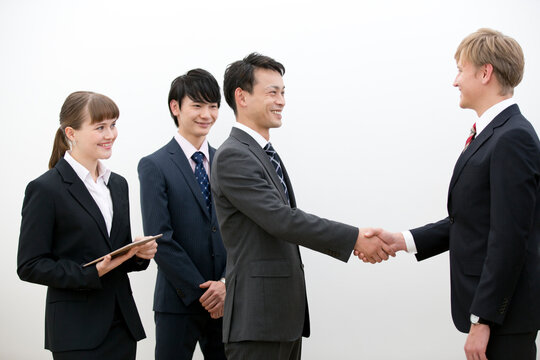 握手をするビジネスマン