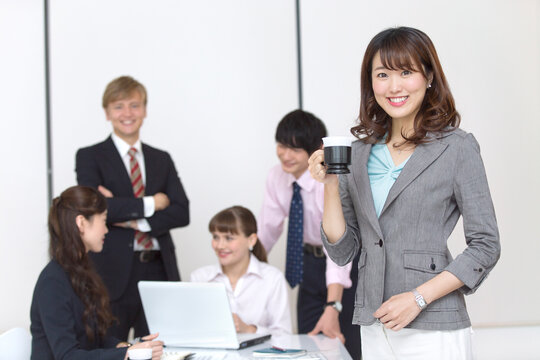 オフィスで働くビジネス男女5人