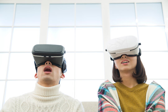 VRゴーグルをつける男女 - Powered by Adobe