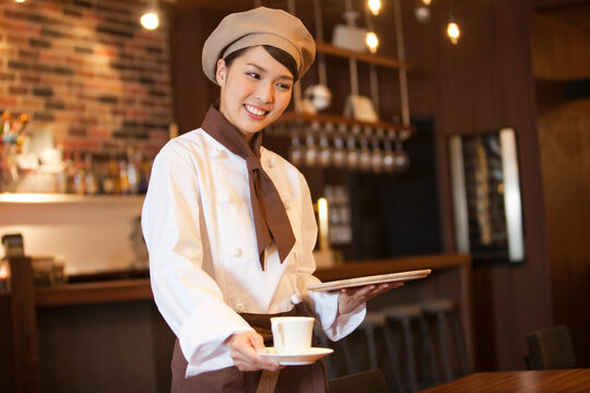 コーヒーを運ぶ店員