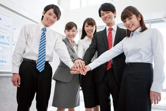会議をする5人のビジネスマン