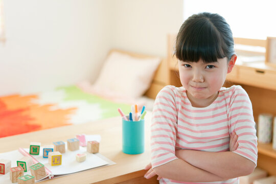 腕組みをして怒る女の子