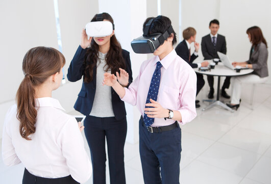 VR体験をするビジネス男女