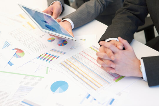 打ち合わせをするビジネスマンの手元