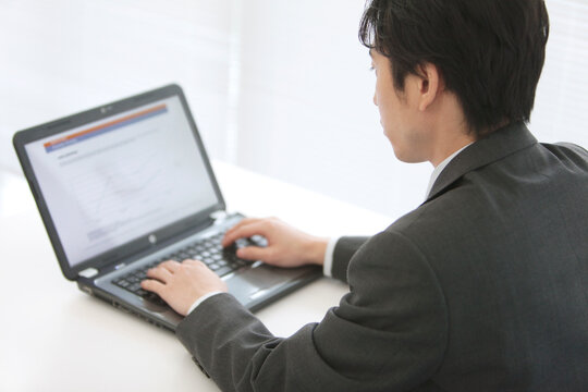 ノートパソコンを操作するビジネスマン