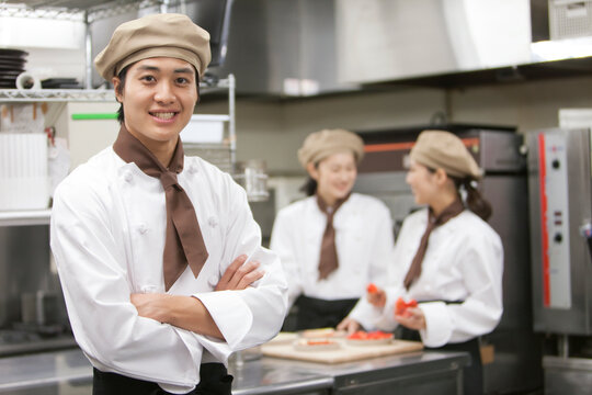 腕組みをするパティシエ