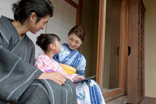 タブレットPCを見る浴衣姿の日本人家族