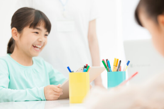 タブレットPCで勉強する小学生