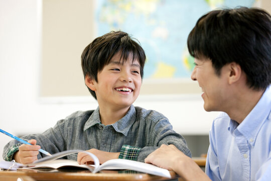 授業を受ける男の子と先生