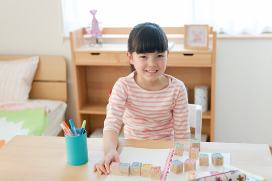 勉強する女の子