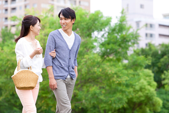 腕を組んで歩くカップル