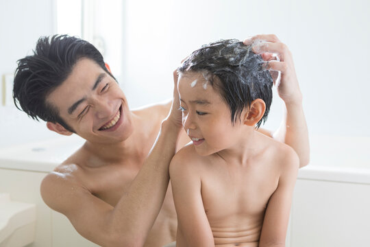 お風呂に入る父親と息子