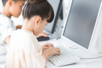パソコンを操作する小学生
