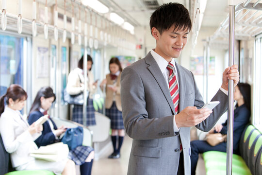通勤電車に乗っているビジネスマン