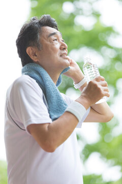 水分補給する男性