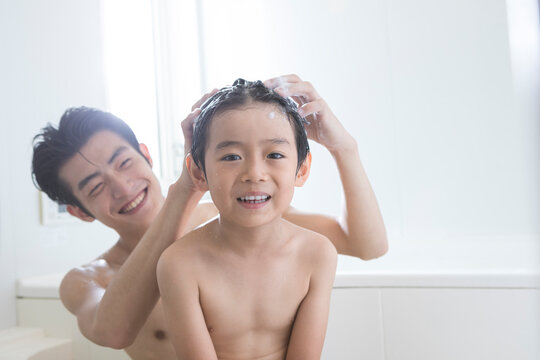 お風呂に入る父親と息子