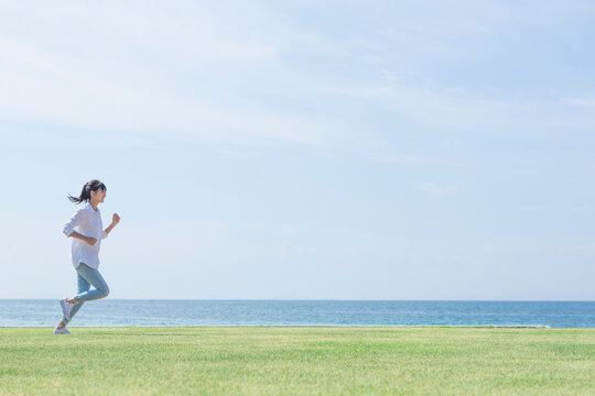 海辺を走る女性