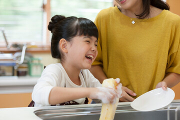 食器洗いする母娘