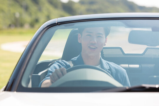 運転席に座る男性