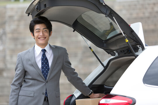 営業車と笑顔のビジネスマン