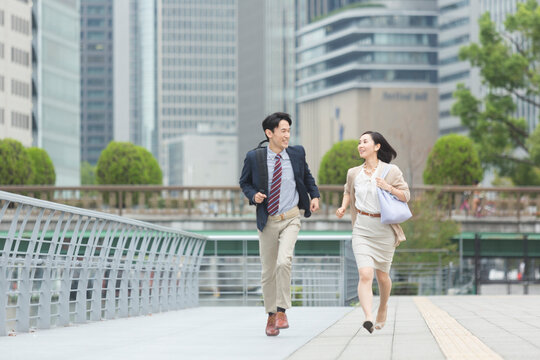 走るビジネス男女