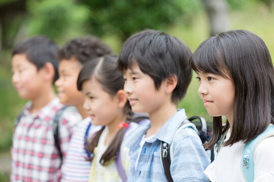 笑顔の小学生5人