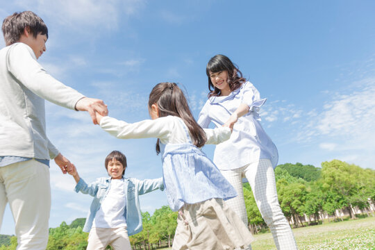 手を繋いで輪になる4人家族
