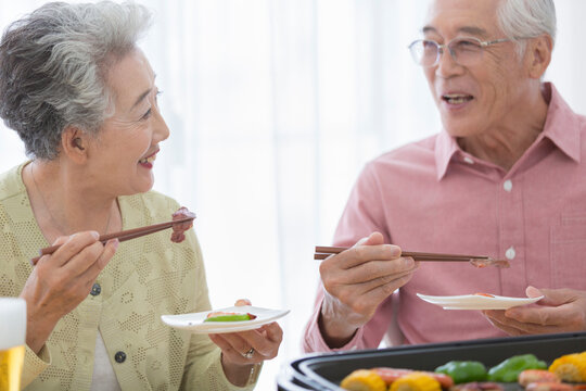 焼肉を食べるシニア夫婦