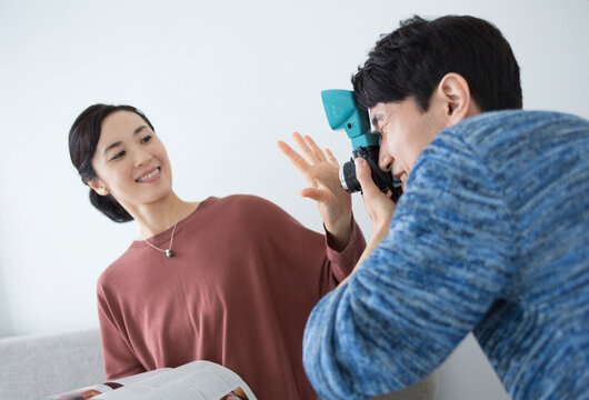 写真を撮る男性