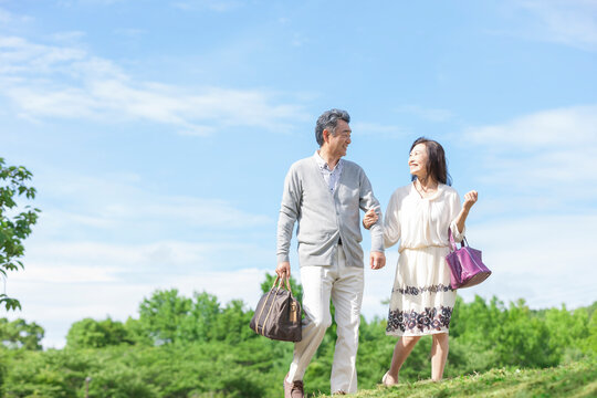 腕を組む中高年夫婦