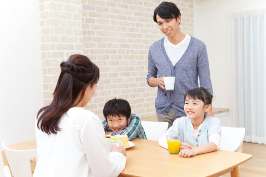 ティータイム中の4人家族