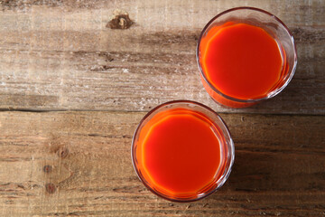 2杯の野菜ジュース